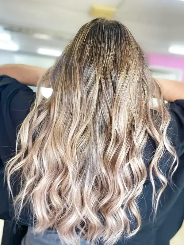 Balayage rubio beige con acabado natural — transformación en Kaba Peluquería