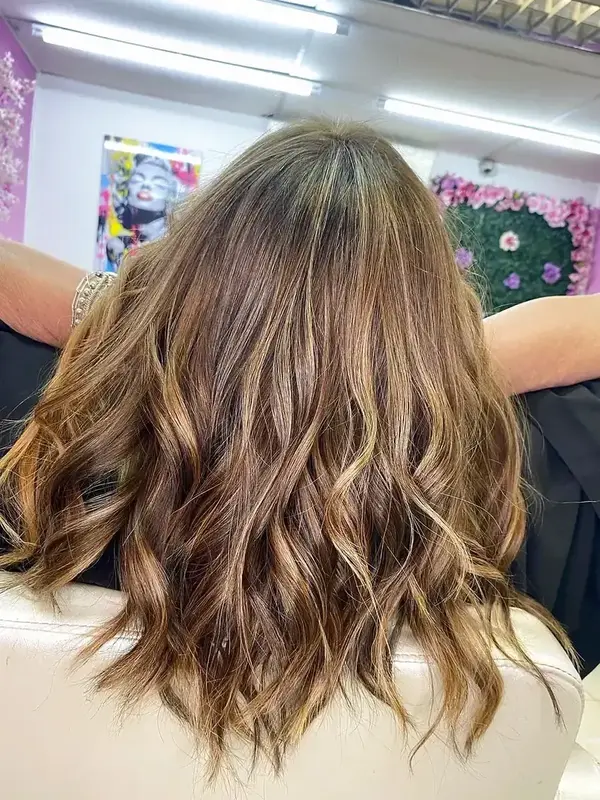 Balayage con reflejos dorados y movimiento — Kaba Peluquería