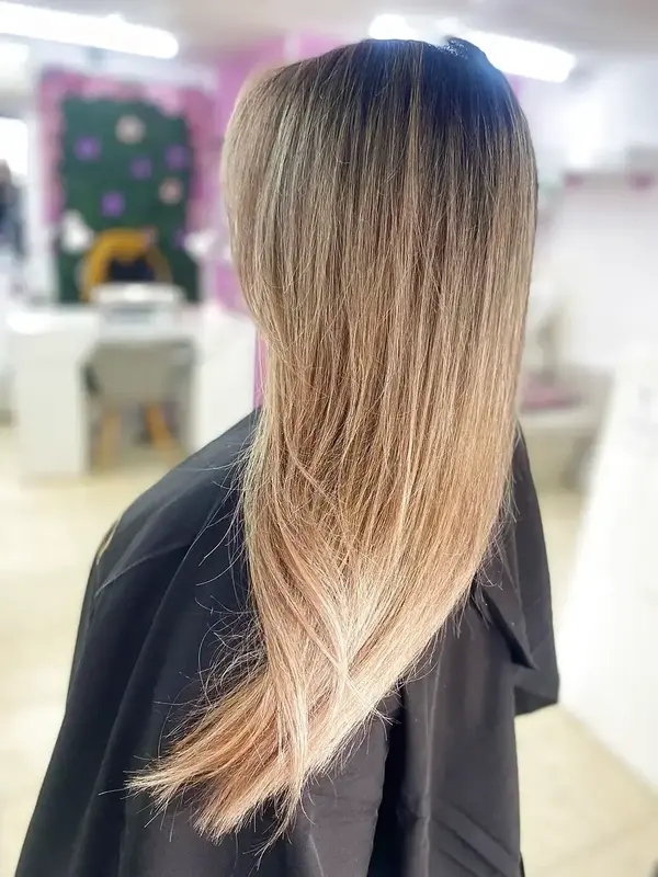 Balayage suave con luz natural — Kaba Peluquería