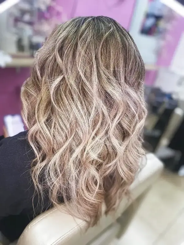 Balayage miel con acabado glossy — Kaba Peluquería
