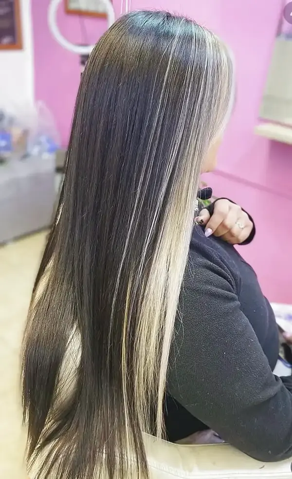 Contorno con iluminación estratégica — Kaba Peluquería