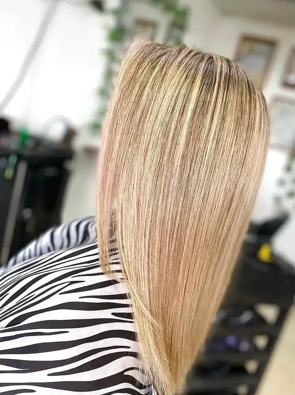 Visos con iluminación estratégica — Kaba Peluquería